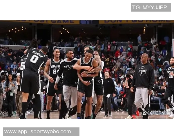 托尼帕克与保罗同现身马刺比赛现场引发球迷热议